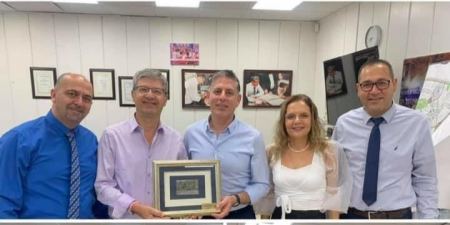 رئيس بلدية الرملة يكرم مربي الأجيال جوزيف أنطون البينا 